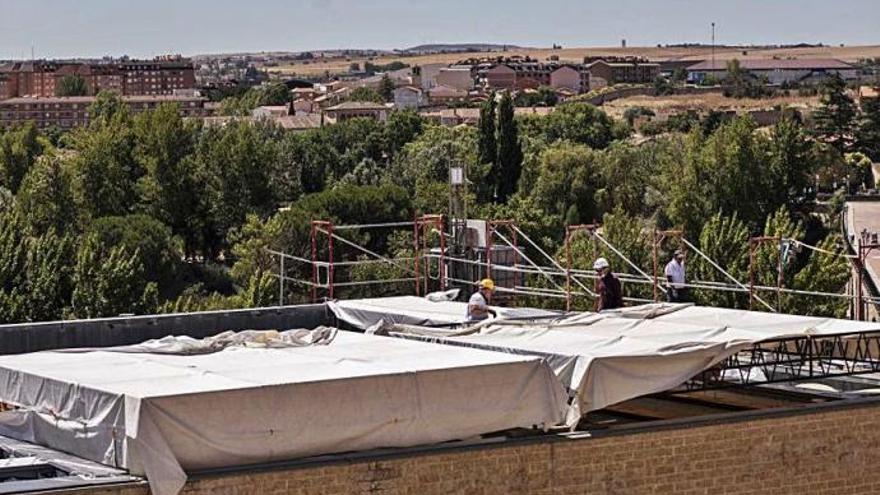 Operarios trabajan en la cubierta del Museo de Zamora.