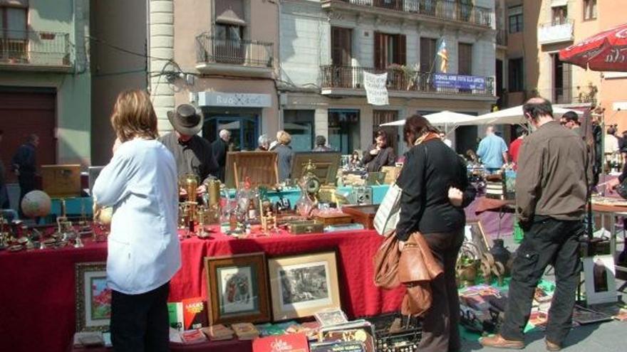 Mercat de brocanters a la plaça Major