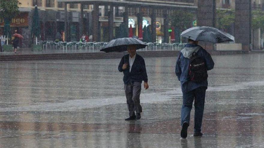 Chubascos y tormentas, localmente fuertes o muy fuertes y con granizo