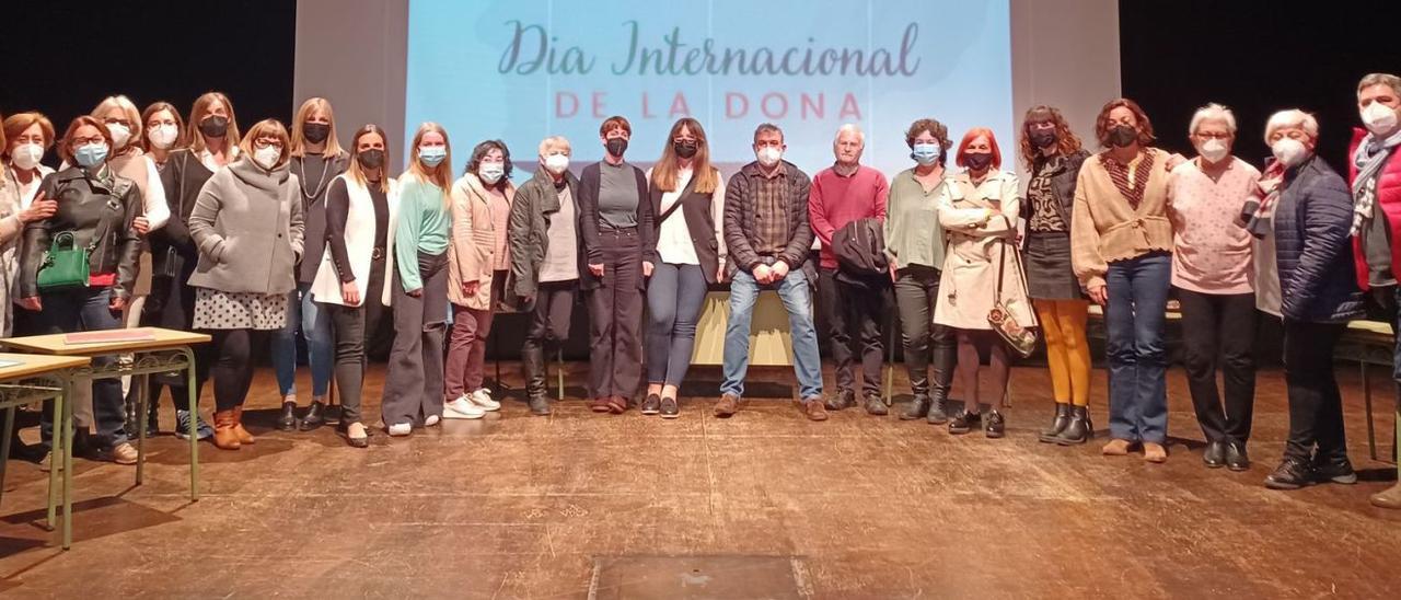 Protagonistas del acto organizado con motivo del 8M en Quartell. | LEVANTE-EMV