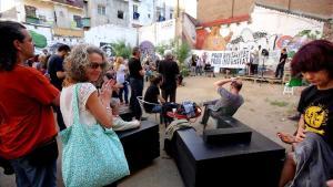 Ester Quintana, entre los asistentes a la concentración en un solar de la calle Aurora.