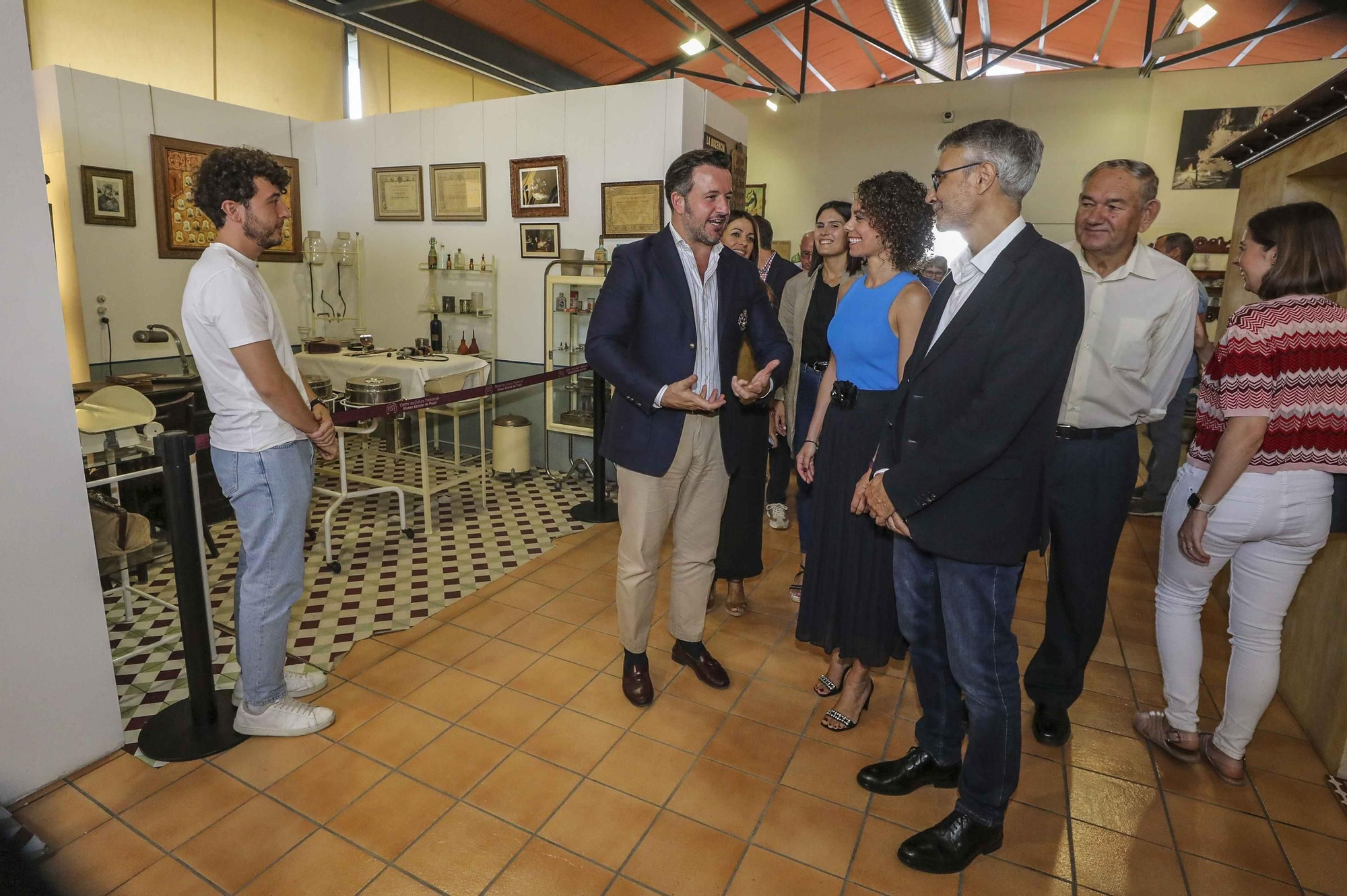 Niños con alma de guia turistica en el museo de pusol Elche