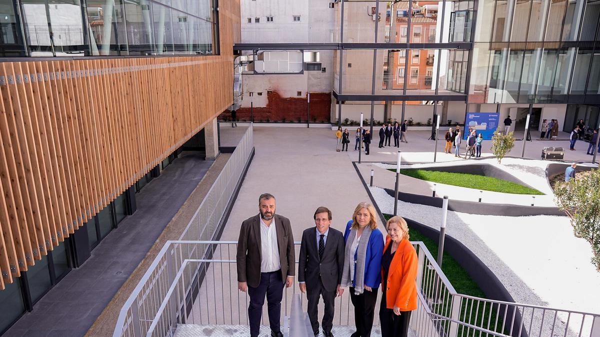 Almeida y el resto de representantes municipales durante la inauguración del centro.