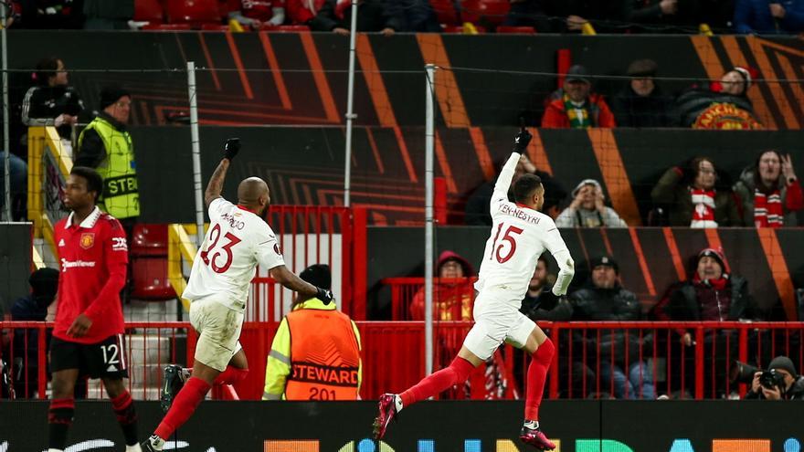 El Sevilla remonta y saca un empate de oro en Old Trafford con dos goles en propia