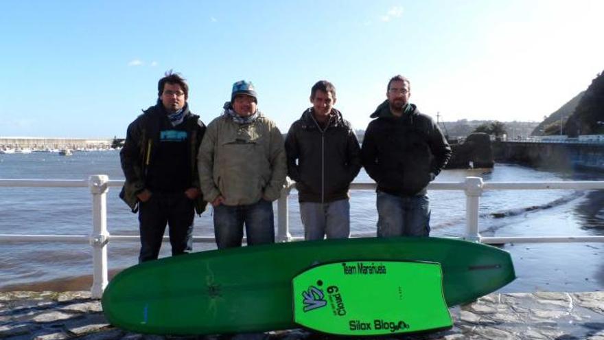 Fernando García, Iván Silox, Jesús Rodríguez y Ricardo Fernández, con sus tablas, en el muelle de Candás.