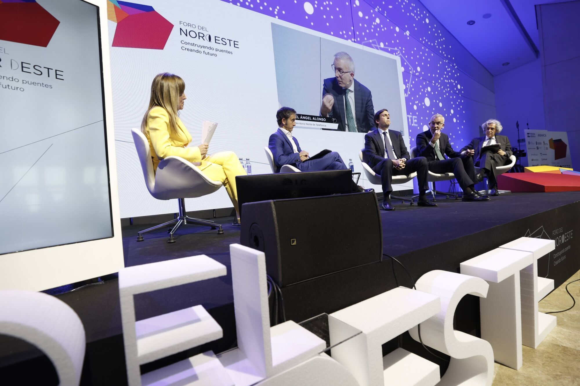 Un momento de la mesa "Tecnología que transforma el Noroeste" con Ángel Pérez, de Aqualia, Gabriel Nebreda, de Ingenostrum, Manuel Ángel Alonso, de Telefónica y el oftalmólogo Luis Fernández-Vega, moderada por Amor Domínguez, de La Nueva España.