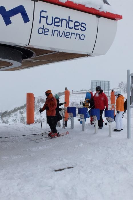 Primer día de esquí en la estación de Fuentes de Invierno