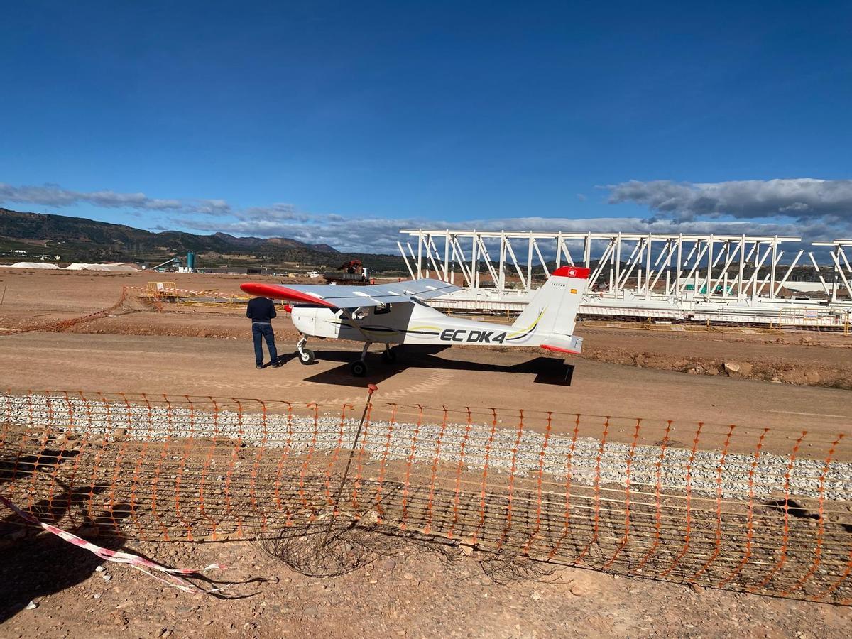 Aterrizaje de emergencia en Sagunt junto a las obras de la gigafactoría