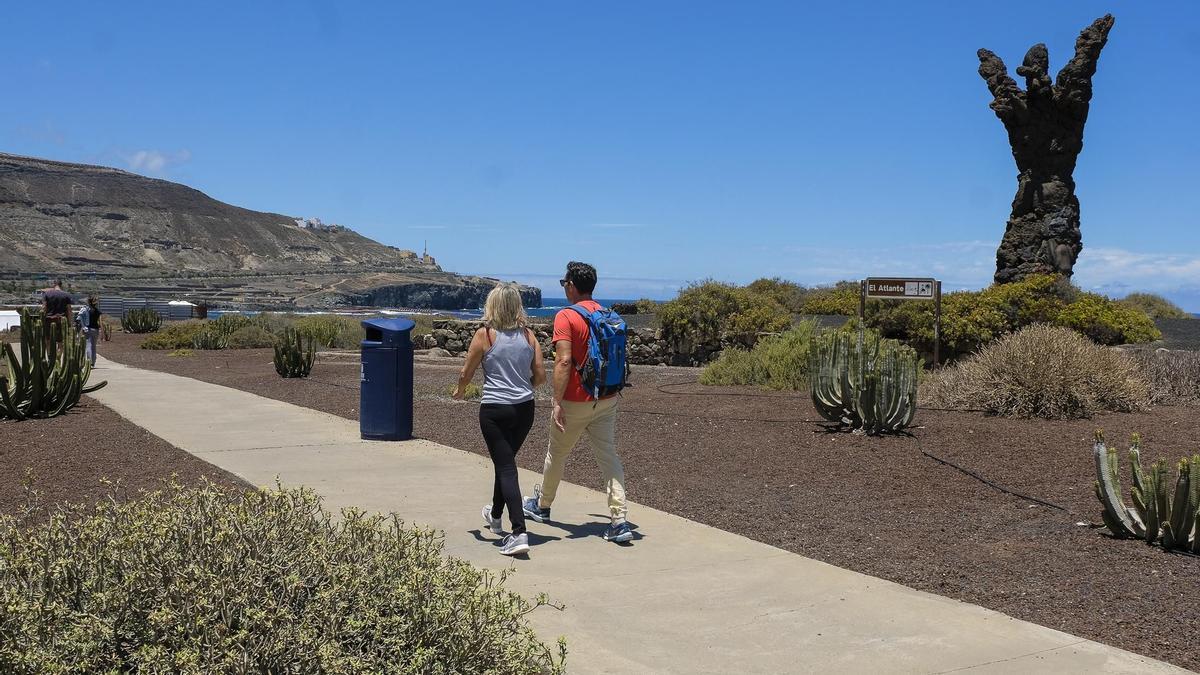 Zona del Mirador del Atlante, terraza y personas paseando
