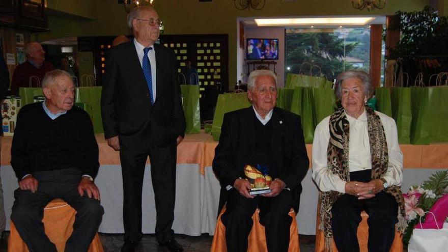 Gilberto y Francisco Fernández, Amable Solares y M.ª Teresa Álvarez.
