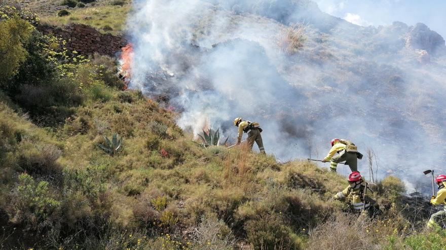 Extinguen un incendio forestal en Portmán