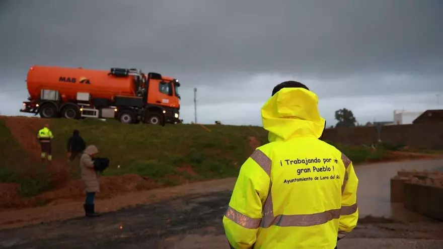 VÍDEO | La lluvia anega varias zonas de Lora del Río (Sevilla), que se protege con bombas de desagüe