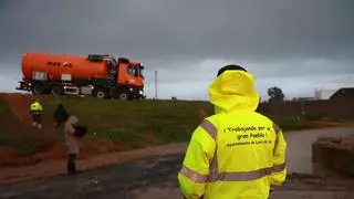 Un muro de defensa, bombas de achique y mucha prevención: así se salvó Lora del Río de una tragedia mayor
