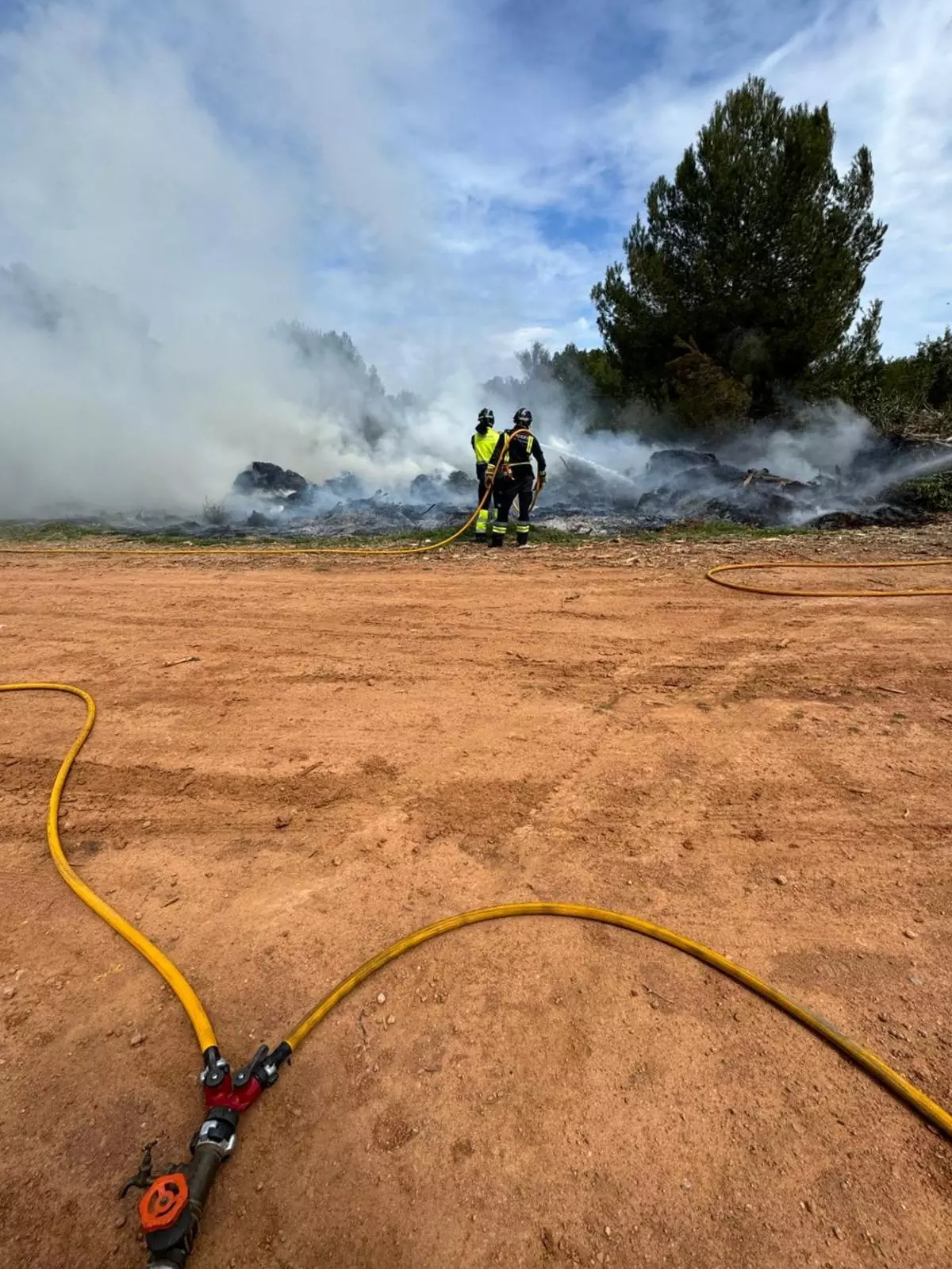 Diez brigadistas y un helicóptero apagan un incendio en el circuito de motocross de Santa Eulària