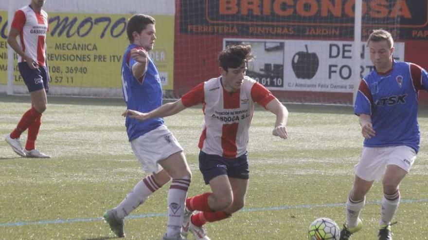 Un jugador del Alondras trata de hacerse con el control del balón. // Santos Álvarez