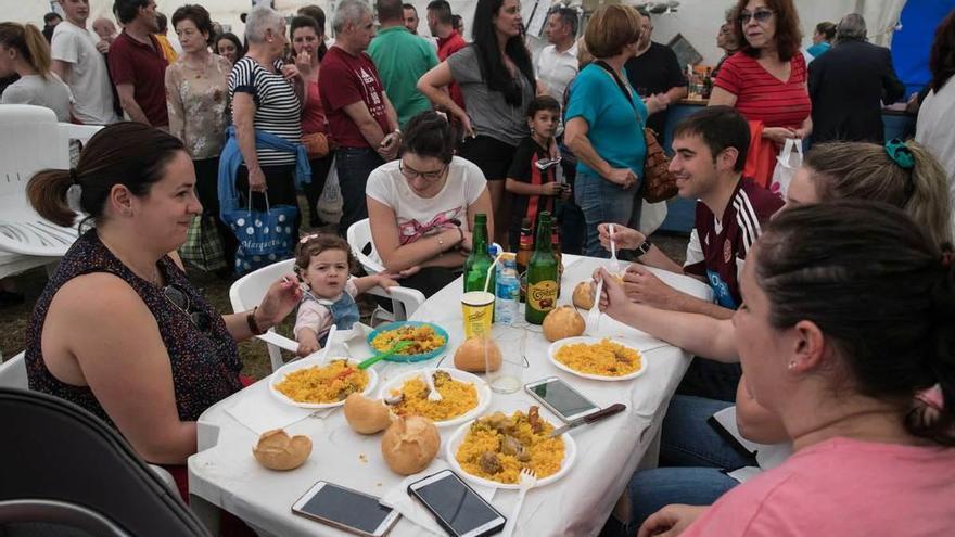 Una familia disfruta de la paellada.