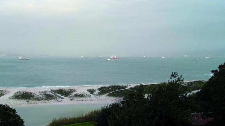 Imagen tomada ayer de los doce buques fondeados frente a la playa de Rodas (Cíes) refugiándose del temporal.  // FdeV