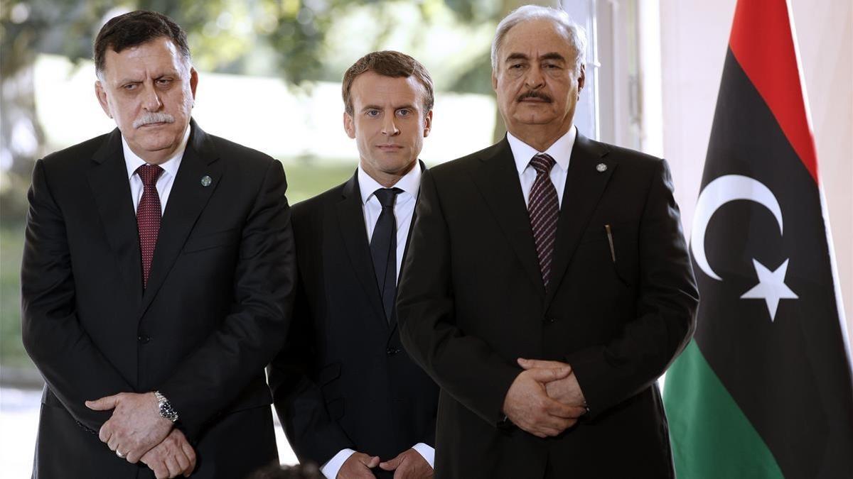 El primer ministro libio, Fayez al-Serraj (izq) y el mariscal Haftar (derecha), junto al presidente francés, Emmanuel Macron, en París, el 25 de julio.