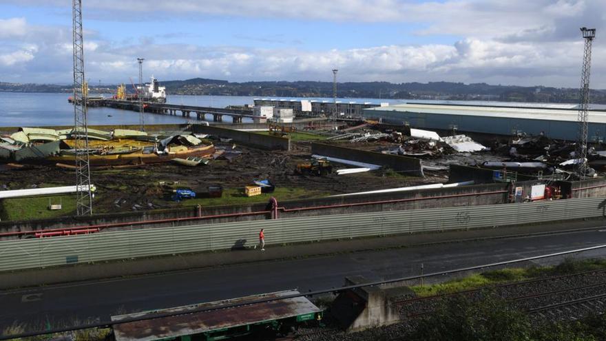 El derribo de los tanques de Repsol abre la vista en Os Castros