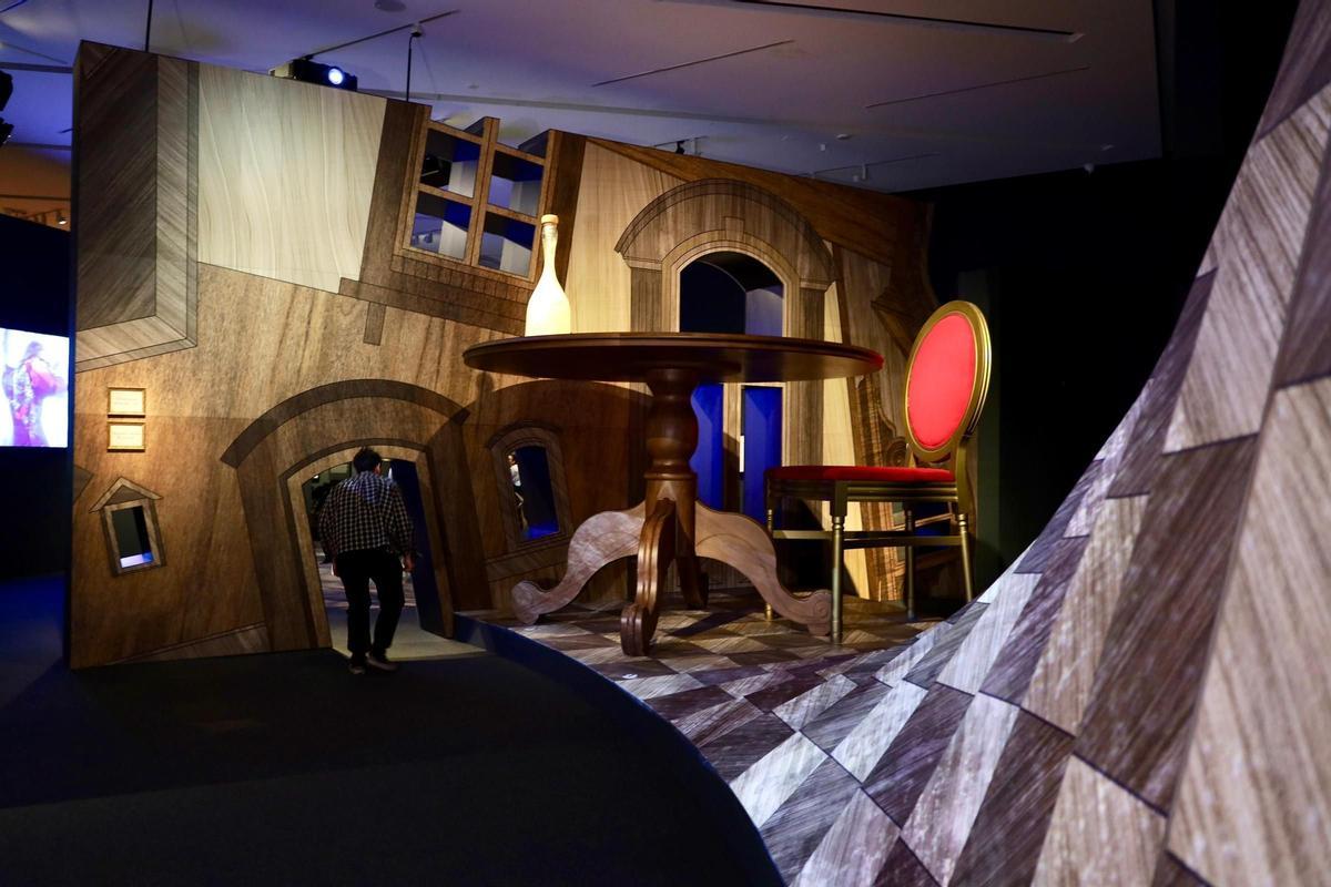 La muestra se estructura en torno a una sugerente escenografía.