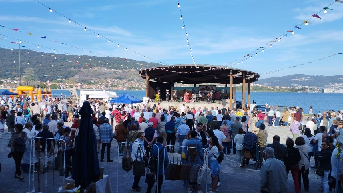 Público congregado para ver la actuación mariachi.
