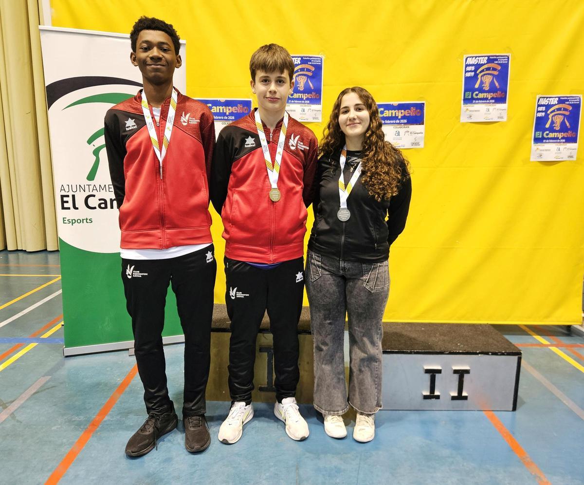 Meshack, Arnau e Irene, del Bádminton Xàtiva, con las medallas conseguidas en el Máster del Campello.