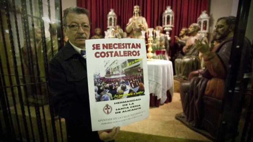 El hermano mayor de la Cena, Alberto Guijarro, ayer, con las imágenes y el cartel con el que buscan costaleros.