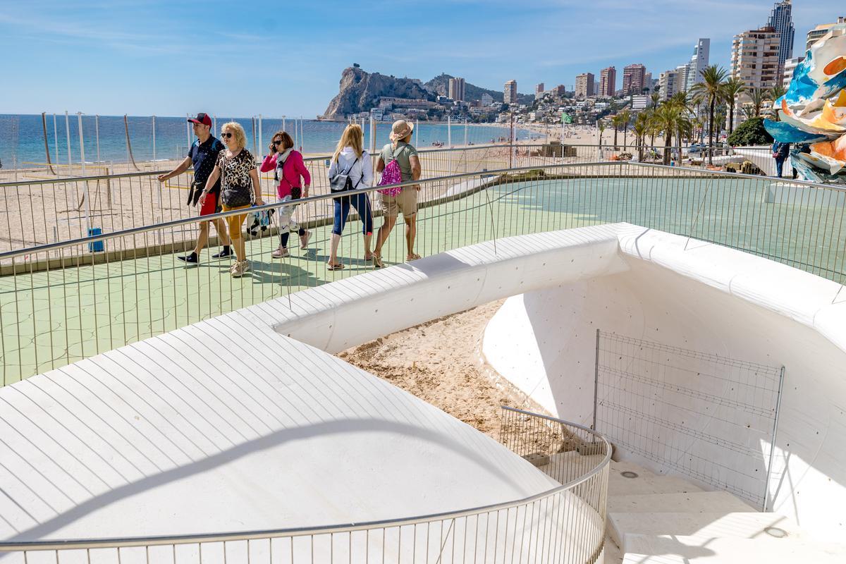 Uno de los accesos a la playa de Poniente ya sin la vieja pasarela.