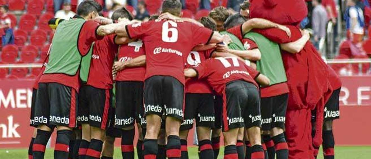 Los jugadores del Mallorca forman una piña al final del partido del domingo.