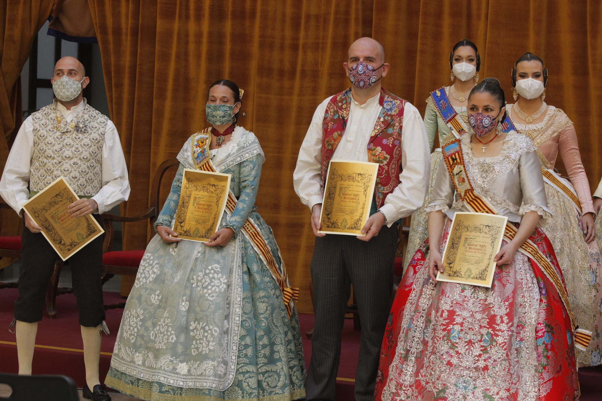 Benicalap recibe los honores de sus falleros con "Bunyol de Brillants"