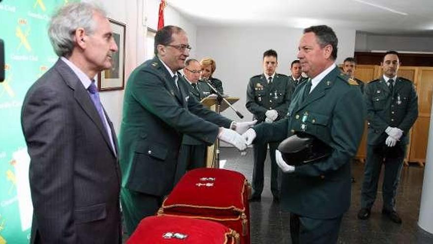 El teniente coronel impone una distinción a un sargento.  // Iñaki Osorio