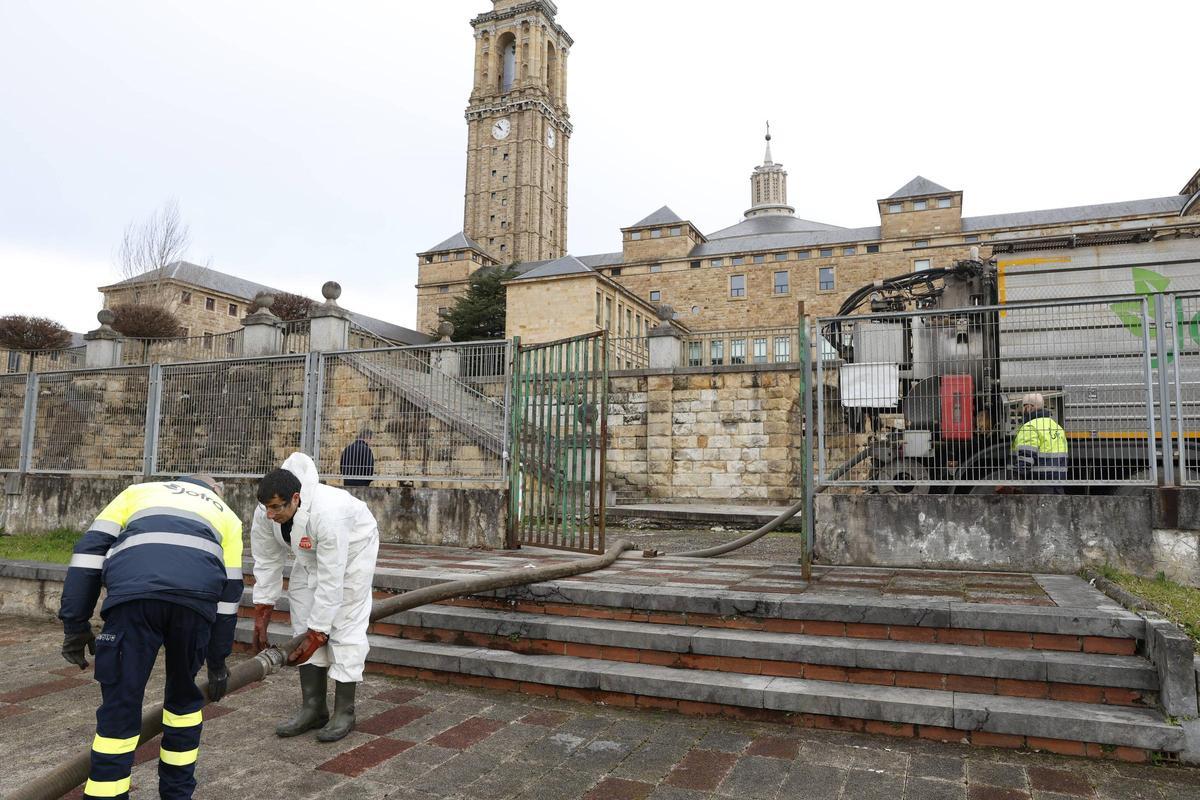 El inicio de los trabajos para dragar las piscinas de la Laboral, en imágenes
