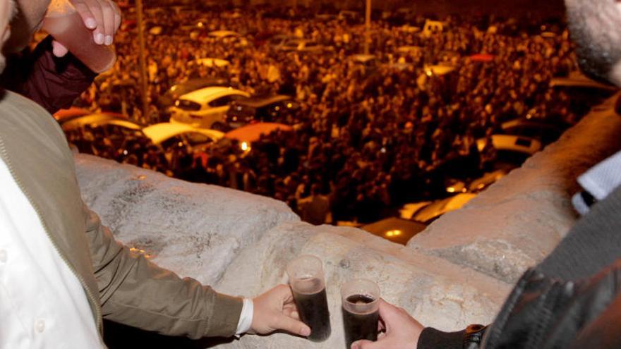 Multitud de jóvenes beben en la explanada de Antigones, junto a la plaza de toros.