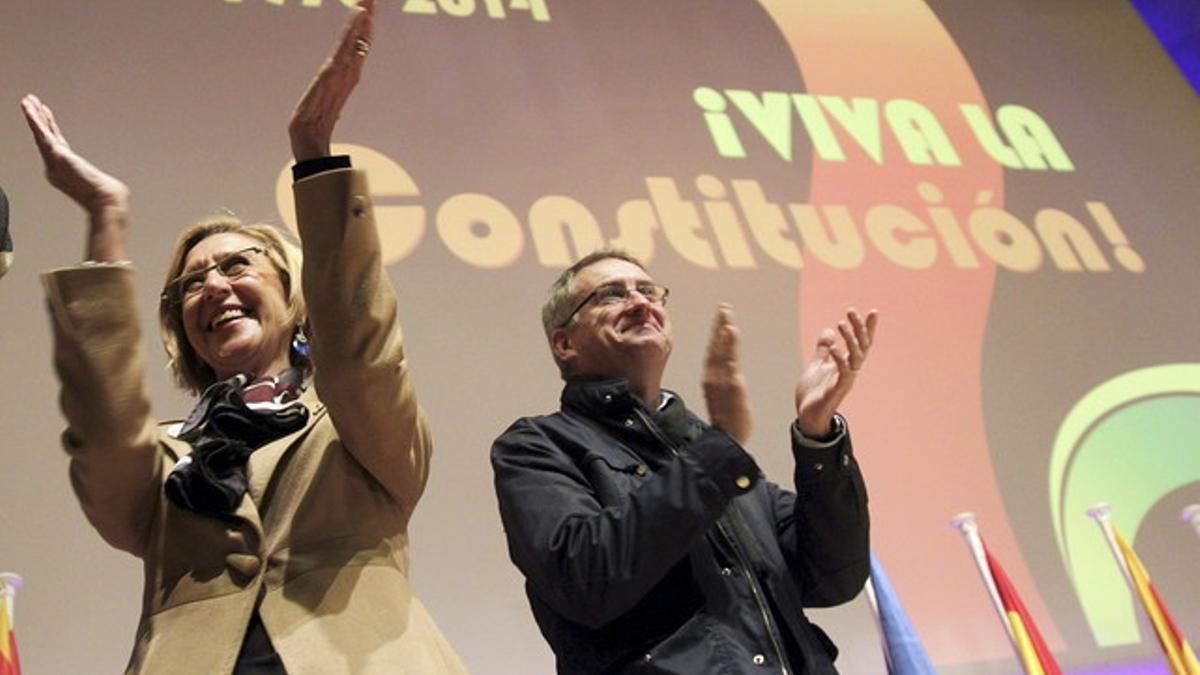 La líder de UPD, Rosa Díez, junto a Ramón de Veciana, en Barcelona.
