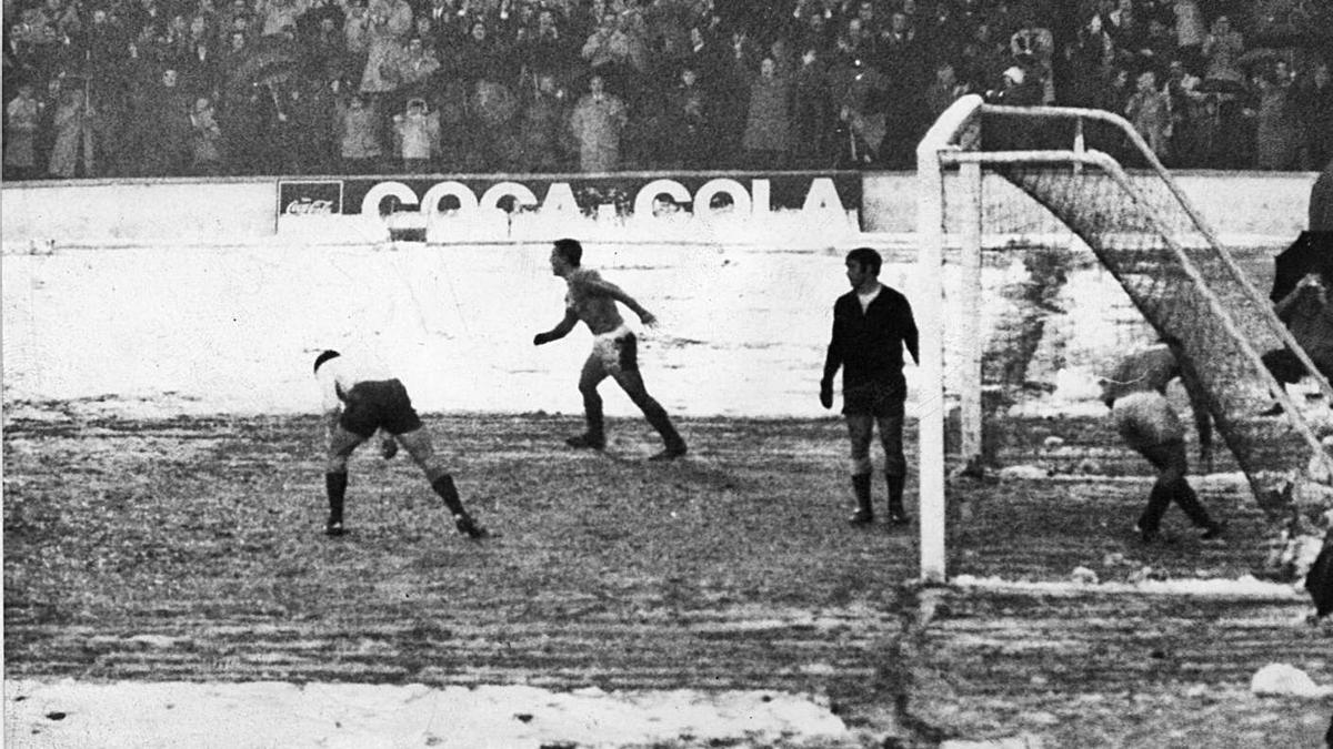 el portero de la UD de la temporada 72-73, José Cervantes, mira a sus compañeros después de haber recibido uno de los tres goles que encajó ante el Oviedo en el Carlos Tartiere, nevado por completo.