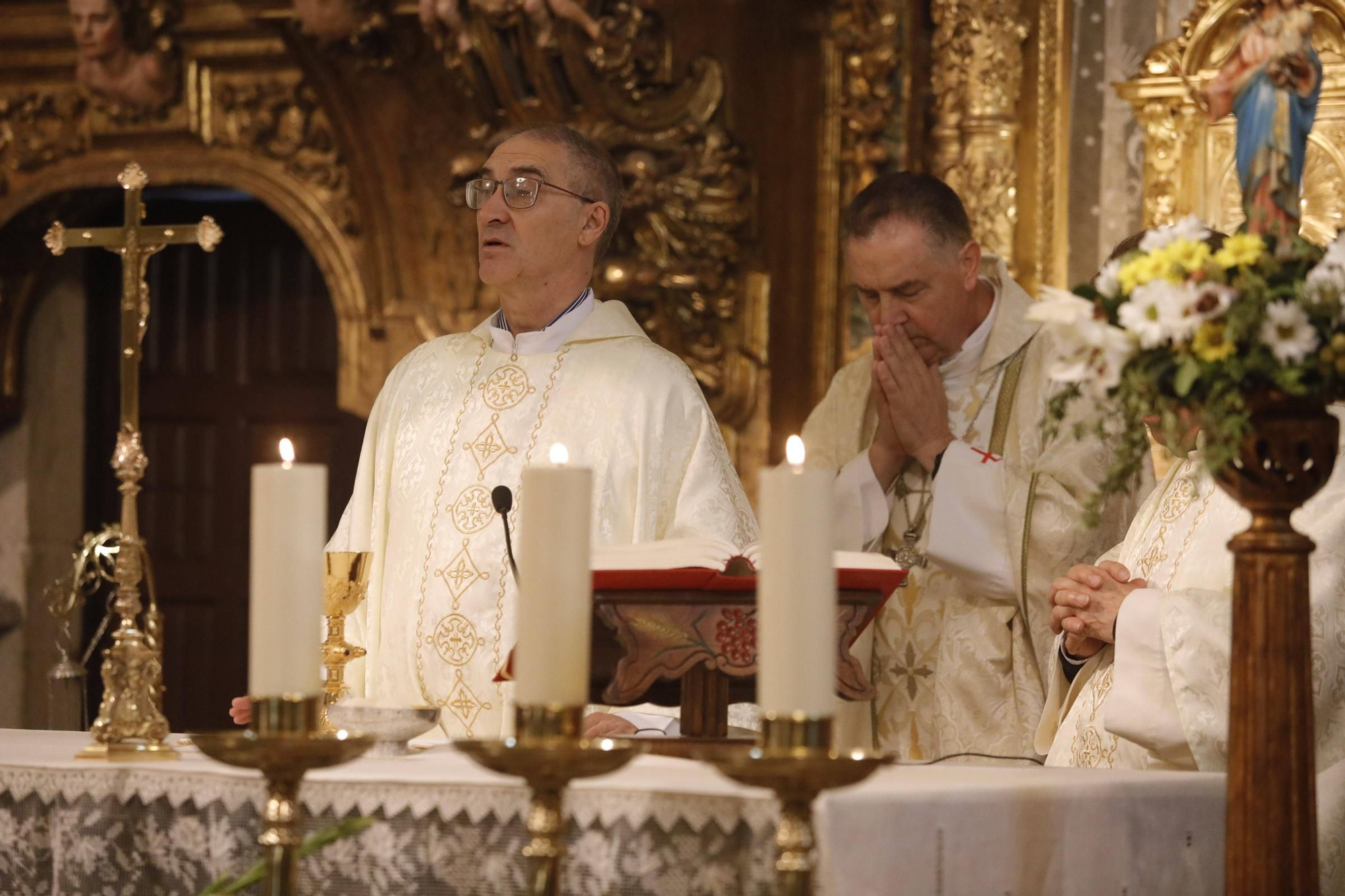 El cardenal Ángel Fernández Artime oficia la primera misa cardenalicia de Gozón en el día de Todos los Santos en la parroquia de Santa María de Luanco