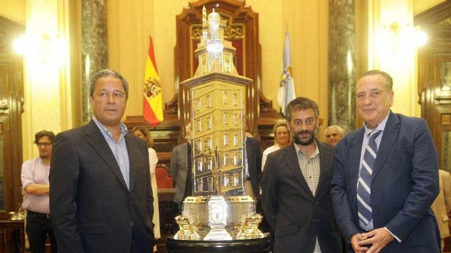 Fernando Roig (dcha.) en la presentación del Teresa Herrera, con Tino Fernández y el alcalde, Xulio Ferreiro.