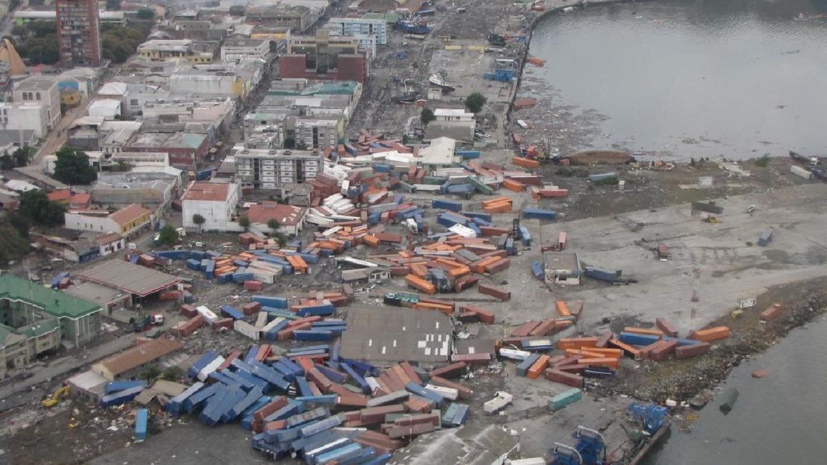 Las secuelas de un tsunami en 2010 en Chile, que fue analizado en un nuevo estudio. Las alertas tempranas a partir del análisis de los campos magnéticos generados por los tsunamis podrían preparar mejor las áreas costeras para desastres inminentes