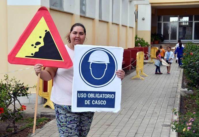 05/04/2019 TELDE.  Concentración de padres y madres por el mal estado del CEIP Principe de Asturias. Fotógrafa: YAIZA SOCORRO.  | 02/04/2019 | Fotógrafo: Yaiza Socorro