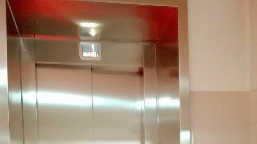 José Sánchez, ante el ascensor del centro de salud.