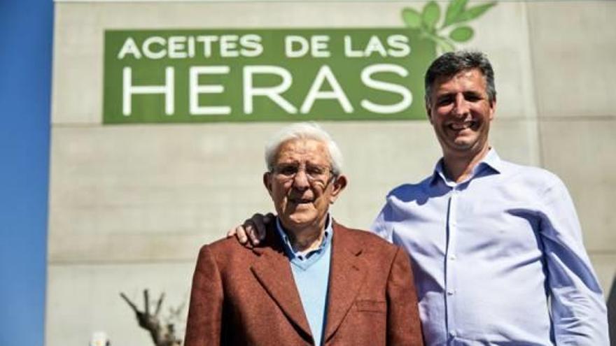 Adolfo de las Heras, gerente, junto a su padre.