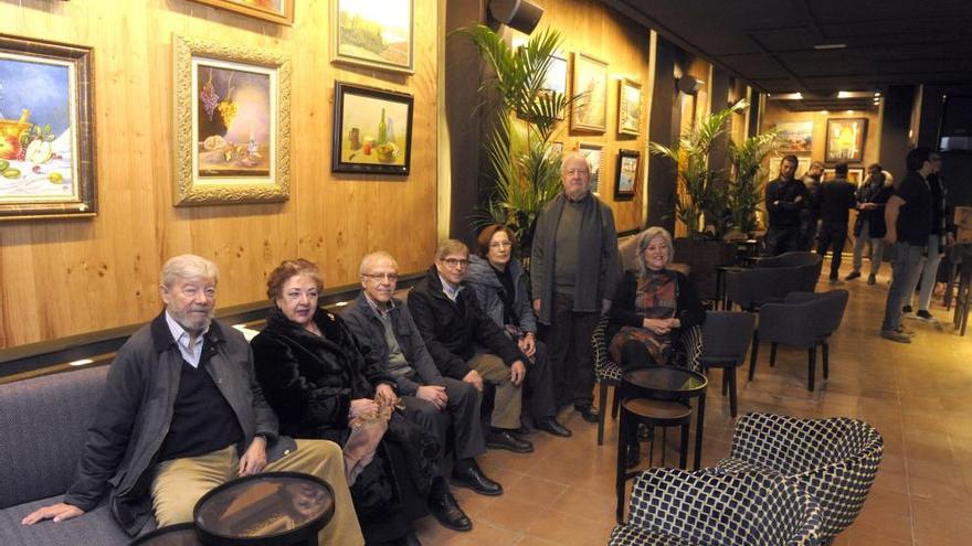 La directiva de la asociación de artistas, en el local.