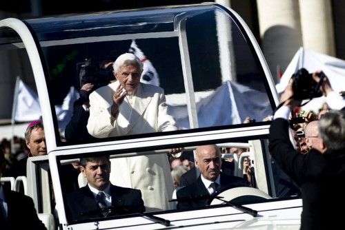 BENEDICTO XVI LLEGÓ A LA PLAZA DE SAN PEDRO PARA SU ÚLTIMA AUDIENCIA