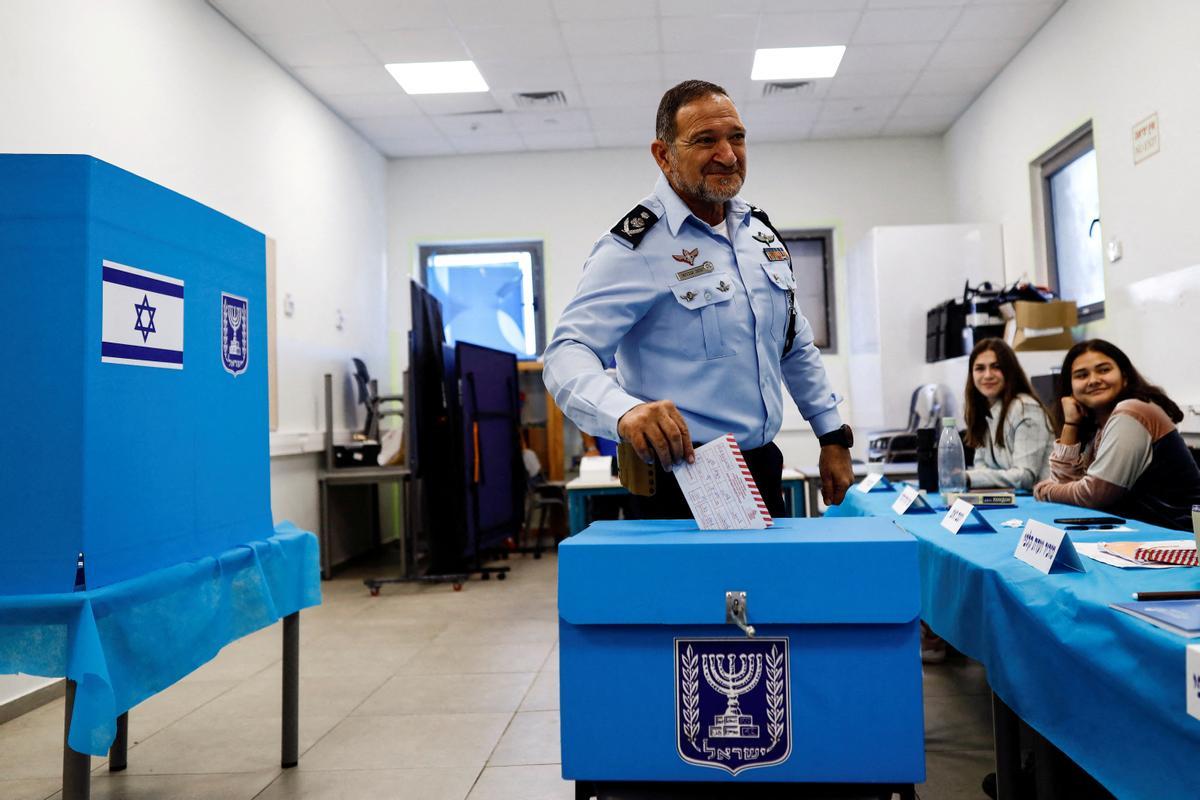 El comisionado de policía israelí Yaakov Shabtai emite su voto el día de las elecciones generales de Israel en un colegio electoral en Tel Aviv, Israel.