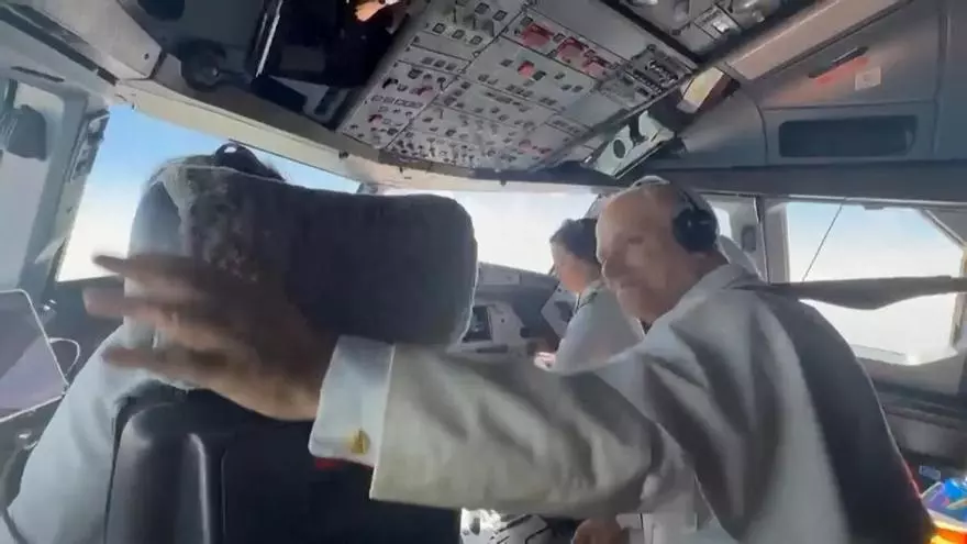 El Papa León se unió este martes a los pilotos en la cabina del vuelo de Barcelona