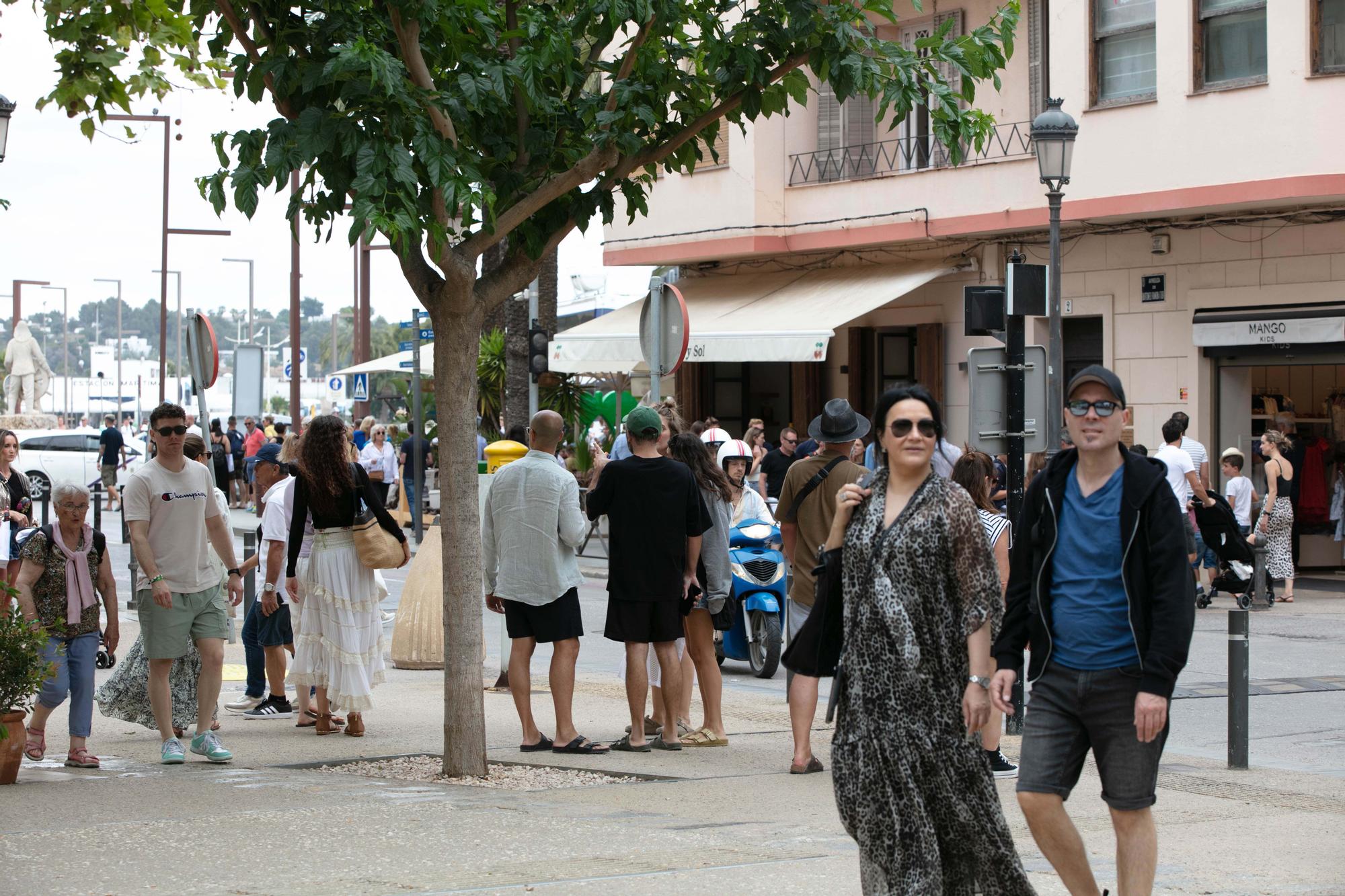 Galería de imágenes de la masificación de turistas en la ciudad de Ibiza a principios de junio