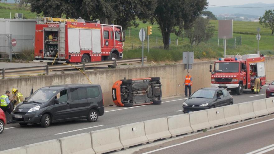 Bolca un cotxe davant del Parc de Bombers de Manresa