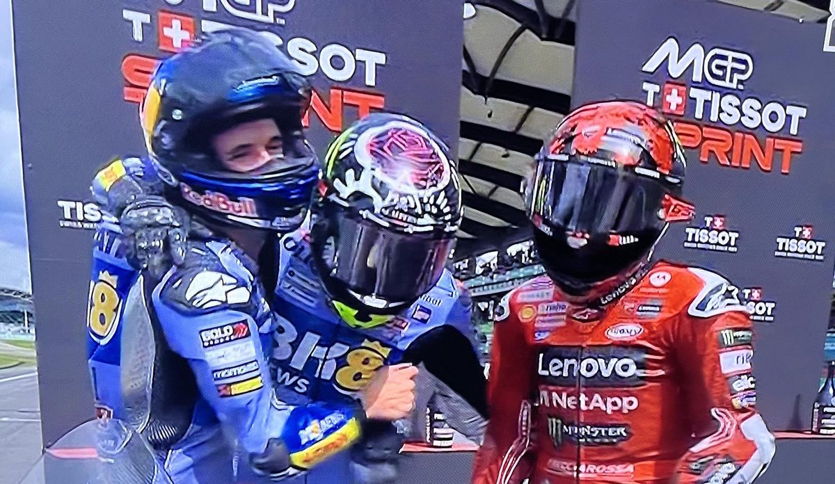 Àlex Márquez y Fermín Aldeguer, hoy, en Sepang, se felicitan mutuamente por lo logrado ante el vencedor Pecco Bagnaia. Àlex Márquez y Fermín Aldeguer, hoy, en Sepang, se felicitan mutuamente por lo logrado ante el vencedor Pecco Bagnaia.