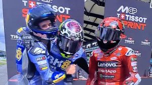 Àlex Márquez y Fermín Aldeguer, hoy, en Sepang, se felicitan mutuamente por lo logrado ante el vencedor Pecco Bagnaia. Àlex Márquez y Fermín Aldeguer, hoy, en Sepang, se felicitan mutuamente por lo logrado ante el vencedor Pecco Bagnaia.