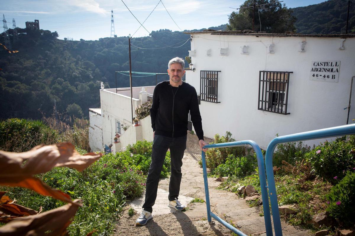 Marcel Barrena, en Torre Baró, junto a la casa en la que vive el personaje de Manolo Vital en 'El 47', este miércoles